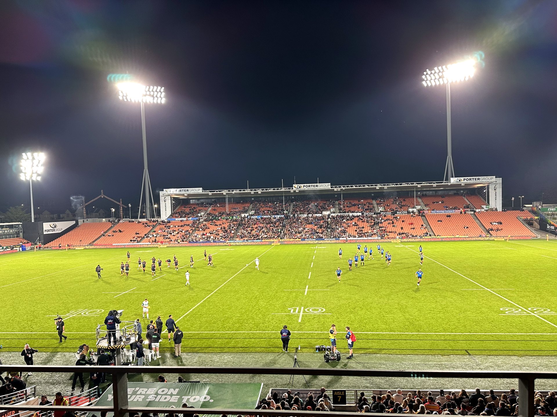 FMG Stadium Waikato 的夜间橄榄球赛
